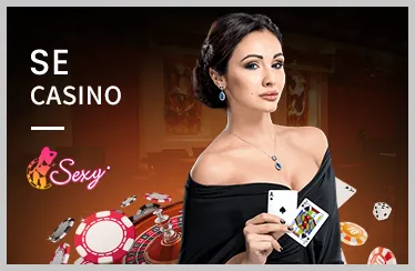 Bàn poker với các quân bài và chip